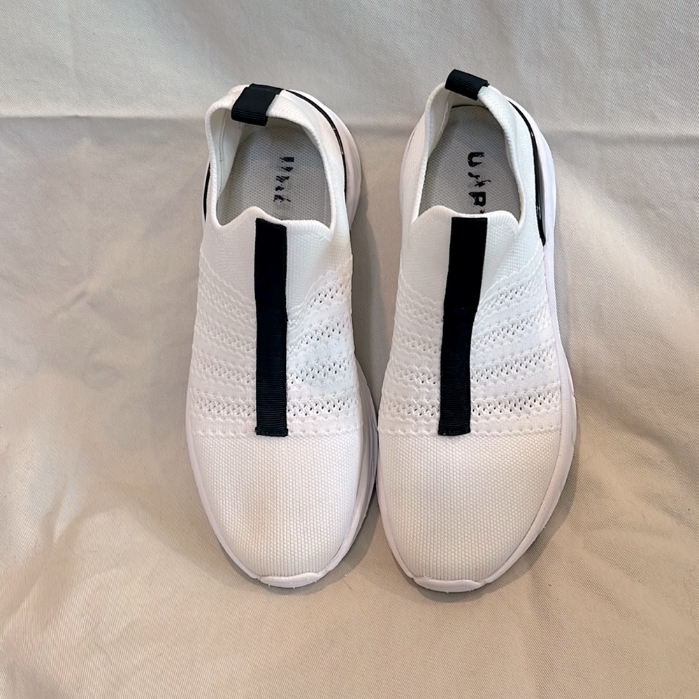 J/SLIDES by Urban Sport Women’s Sneaker; 1.75” heel; Black & White; Size 6